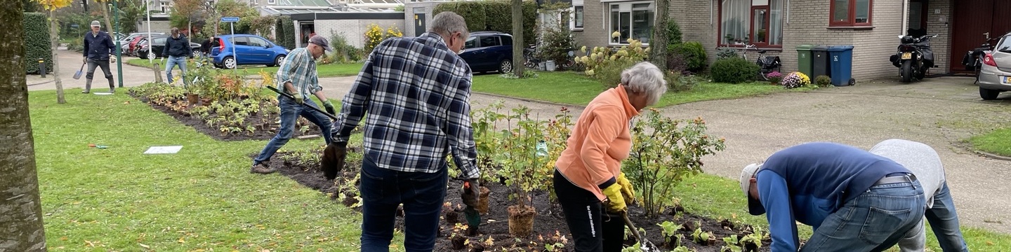 Bewoners planten groen aan de Tournooicamp