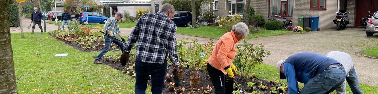 Bewoners onderhouden groen in de Tournooicamp